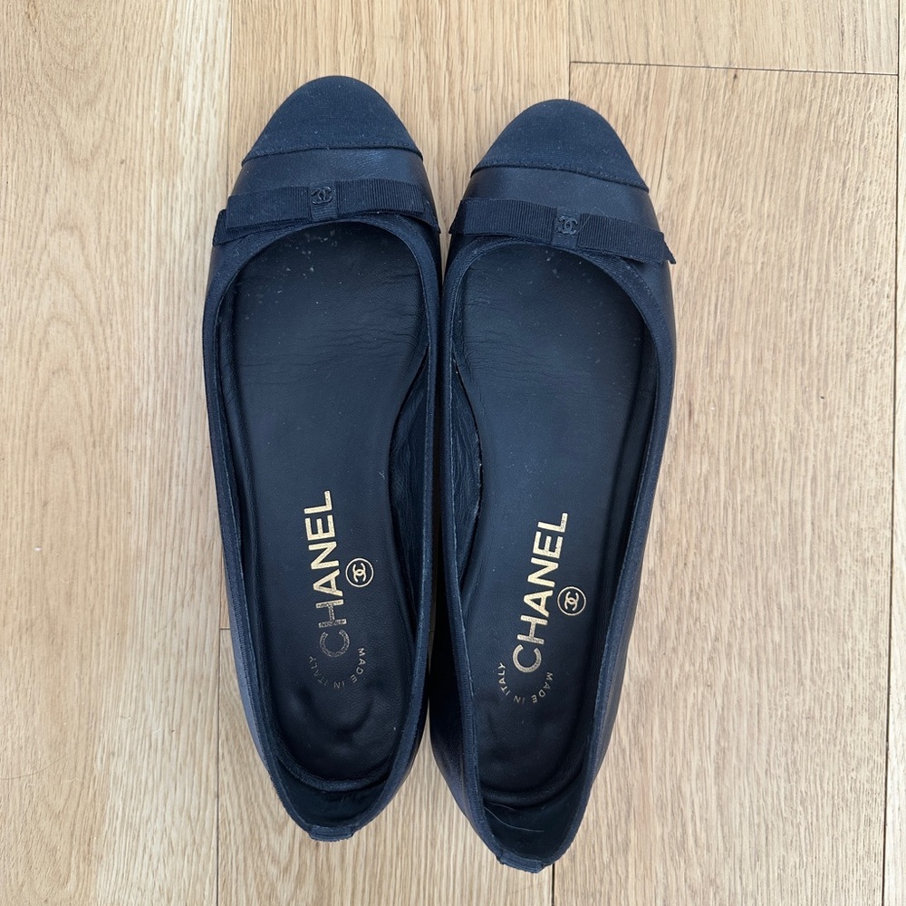 ***SOLD OUT***Chanel black leather ballet flats
